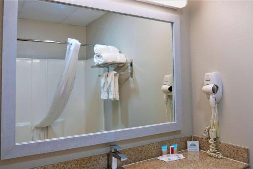Un baño de Days Inn & Suites by Wyndham Savannah North I-95