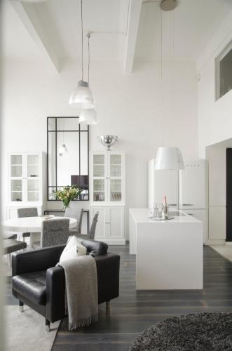 Χώρος καθιστικού στο Upea loftsuite, järvinäkymä, wifi, sauna & spa