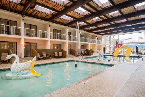 una piscina con un cisne en medio de un edificio en Ramada by Wyndham Plymouth Hotel & Conference Center, en Plymouth