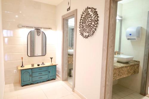een badkamer met een blauwe kast en een wastafel bij Luciana Hotel by BRATUS in Aqaba