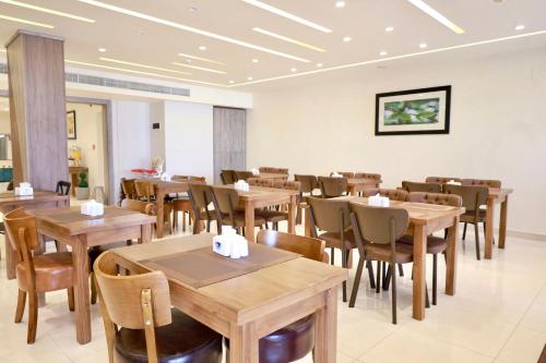 Restoran atau tempat lain untuk makan di Luciana Hotel by FHM
