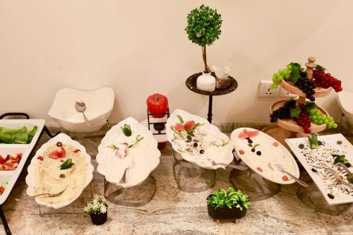 Makanan di atau berdekatan hotel