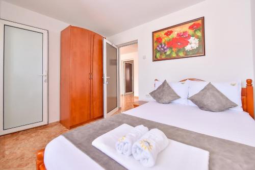 a bedroom with two beds with towels on them at VILA HAVEN - Camere de inchiriat in Costinesti