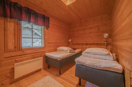 a bedroom with two beds in a cabin at Levillas Lomakoto 1 in Levi