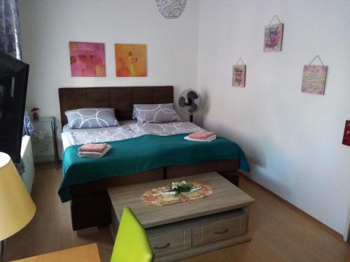 Un dormitorio con una cama y una mesa. en Ferienwohnung en Halle an der Saale