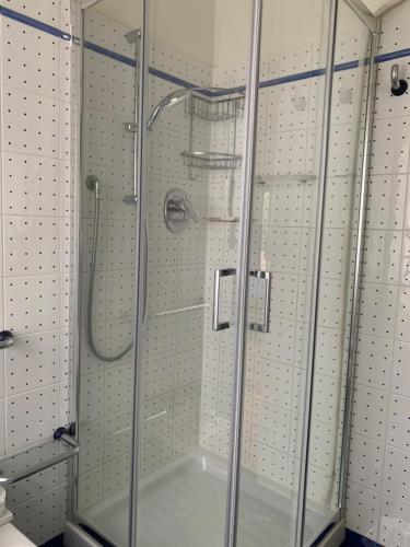 eine Dusche im Bad mit weiß gefliesten Wänden in der Unterkunft Casa di Vanessa in Bologna