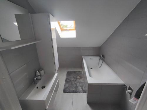uma casa de banho branca com uma banheira e um lavatório em Green Gables em Zalakaros
