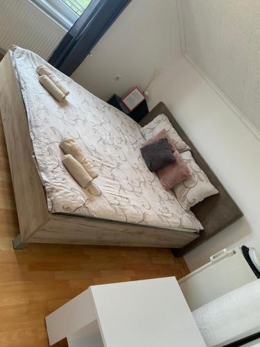 einen Blick über ein Bett in einem Zimmer in der Unterkunft Apartmani Petra in Novi Sad