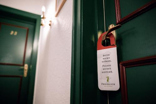 Hotel Hasenjägerに飾ってある許可証、賞状、看板またはその他の書類