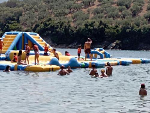 un grupo de personas están en el agua en una balsa inflable en Theoxenia, en Pteleós