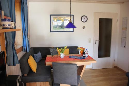 uma sala de estar com uma mesa e um sofá em Ferienwohnung Schauberger em Oberammergau