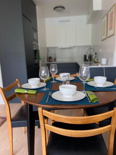 una mesa de madera con platos y copas de vino. en Petit-Saconnex, Geneva en Ginebra