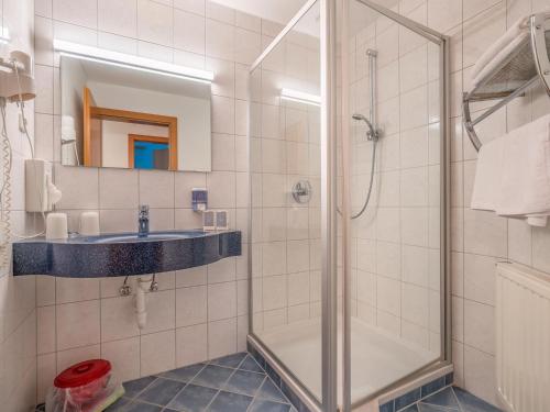ein Badezimmer mit Dusche und Waschbecken in der Unterkunft Apartment Neustift near Stubai Glacier Skiing in Neustift im Stubaital