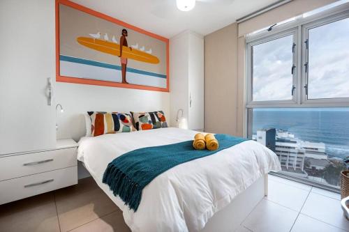 1 dormitorio con cama y ventana grande en 1002 La Ballito-trendy apartment with endless view en Ballito