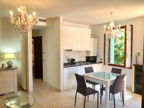 una cucina e una sala da pranzo con tavolo e sedie di Paradise Apartment Malcesine a Malcesine
