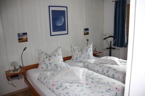 2 Einzelbetten in einem Zimmer mit in der Unterkunft Ferienwohnung Schauberger in Oberammergau