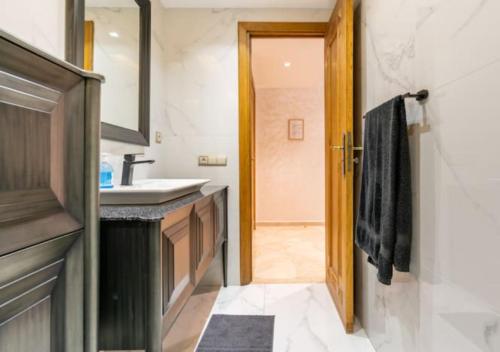 Superbe appartement 2 chambres Maarif Val Fleuri tesisinde bir banyo