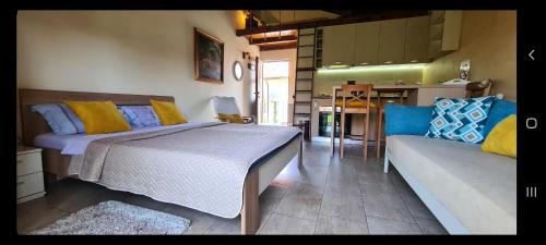1 dormitorio con cama y sofá en Apartments Aerodrom, en Podgorica