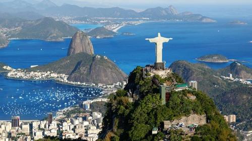 Un Cristo la estatua del redentor en la cima de una montaña en Rua Bolivar, nº 154, Copacabana - Apartamento para Temporada, perto da Praia, en Río de Janeiro