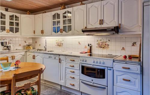 Dapur atau dapur kecil di 3 Bedroom Lovely Home In Munkedal