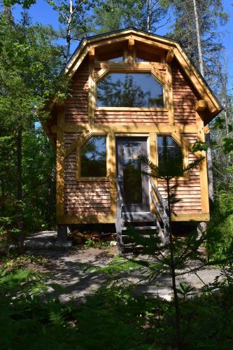 a cabin in the middle of the woods at Bois Rond Expérience in Saguenay