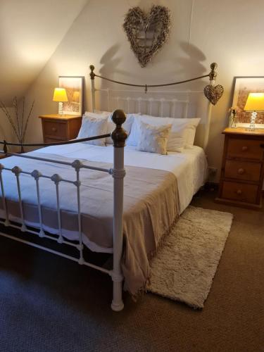 Postel nebo postele na pokoji v ubytování Susanna Cottage. 18 century miner's cottage.