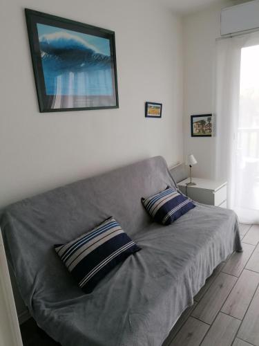 - un canapé dans le salon avec 2 oreillers dans l'établissement Gaindeguia Studio, à Cambo-les-Bains