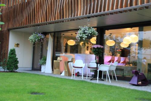 a table and chairs in front of a store at Villa Lettonia in Jūrmala