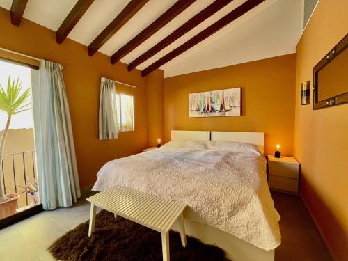 ビリャホヨサにあるLa Casa Mia i Villajoyosaのベッドルーム(大型ベッド1台、窓付)