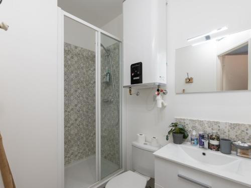 uma casa de banho com um chuveiro, um WC e um lavatório. em studio cosy proche Lyon part dieu em Villeurbanne