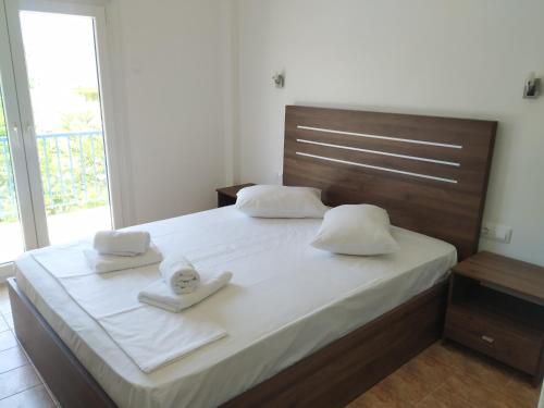 1 dormitorio con 1 cama grande y 2 toallas. en Market, en Korinthos