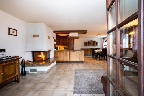 uma cozinha e sala de estar com lareira em Haus Zer Weidu em Zermatt