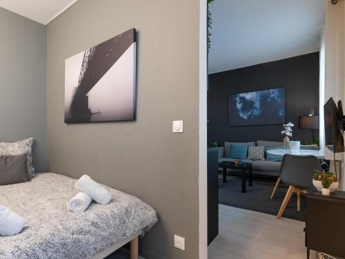 een woonkamer met een bed en een woonkamer met een bank bij studio cosy proche Lyon part dieu in Villeurbanne