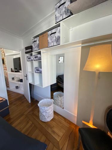 - un salon avec un lit et une lampe dans l'établissement Bastille Belle Époque, à Paris