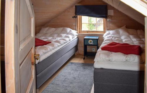 Giường trong phòng chung tại Nice Home In Rjukan With Wifi