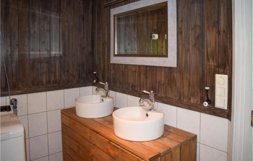 Kamar mandi di Nice Home In Rjukan With Wifi