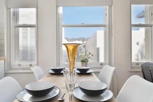 The i360 flat, penthouse, sea view, large private roof terrace, central Brighton 2 bedroom flat photo 49