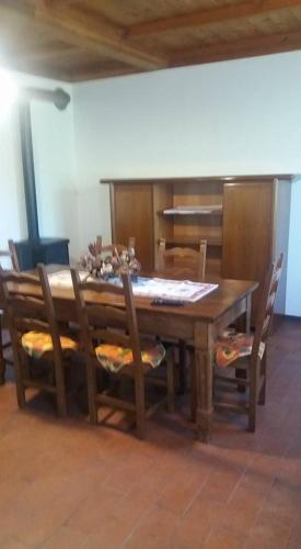 mesa de comedor con sillas y mesa de madera en La Casa Di Scrigno, en Poviglio