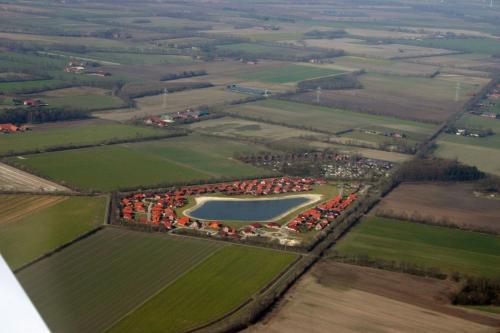 una vista aerea su un parco con case e un lago di Haus Colonia a Walchum