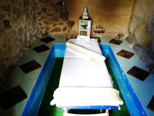 a bedroom with two beds in a room at O Refuxio de la Jerezana in Redondela