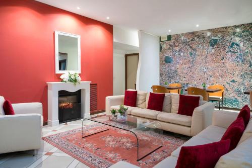 Hotel Re Enzo في بولونيا: غرفة معيشة بجدران حمراء ومدفأة