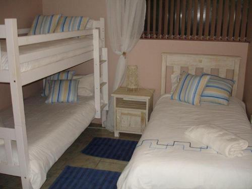 Poschodová posteľ alebo postele v izbe v ubytovaní Herolds Bay Accommodation - Bergwater Downstairs