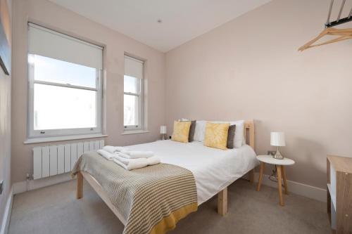 a bedroom with a bed with towels on it at The i360 flat, penthouse, sea view, large private roof terrace, central Brighton 2 bedroom, up to 6 guests in Brighton & Hove