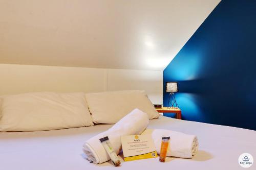 a bedroom with a bed with towels on it at Amarena - 37m2 - Boucan Canot in Saint-Gilles les Bains