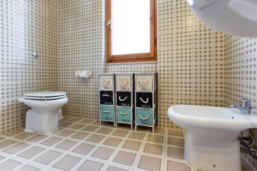 A bathroom at ClickSardegna Villa Emanuel ad Alghero con Vista mare spettacolare, piscina indipendente per 8 persone