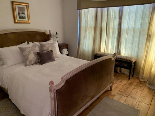 ein Schlafzimmer mit einem großen Bett und einem Fenster in der Unterkunft Smugglers Cottage in Hastings