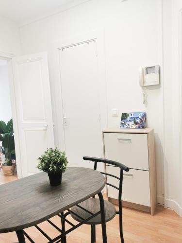 a table and a chair in a living room at Studio moderne, lumineux in Paris