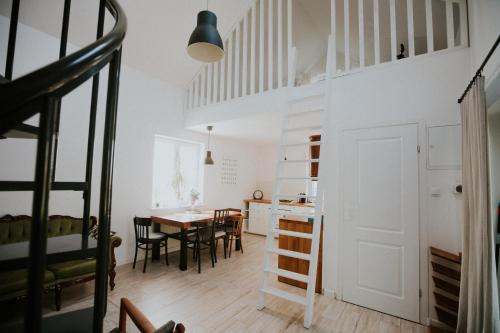 a small apartment with a dining room and a kitchen at Domek przy winnicy in Kolonia Depułtycze Królewskie