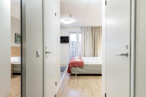 Postel nebo postele na pokoji v ubytování Forenom Aparthotel Espoo Kehä I
