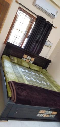 Srinivas Nilayam في حيدر أباد: سرير في غرفة مع نافذة